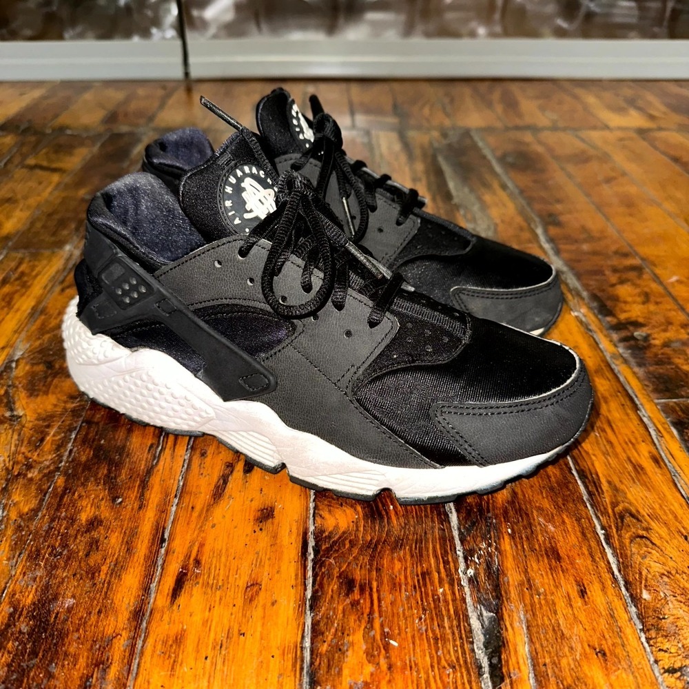 Nike Air Huarache Sneakers Women's Size 8 Matte Black Leather Comfort Lace Up